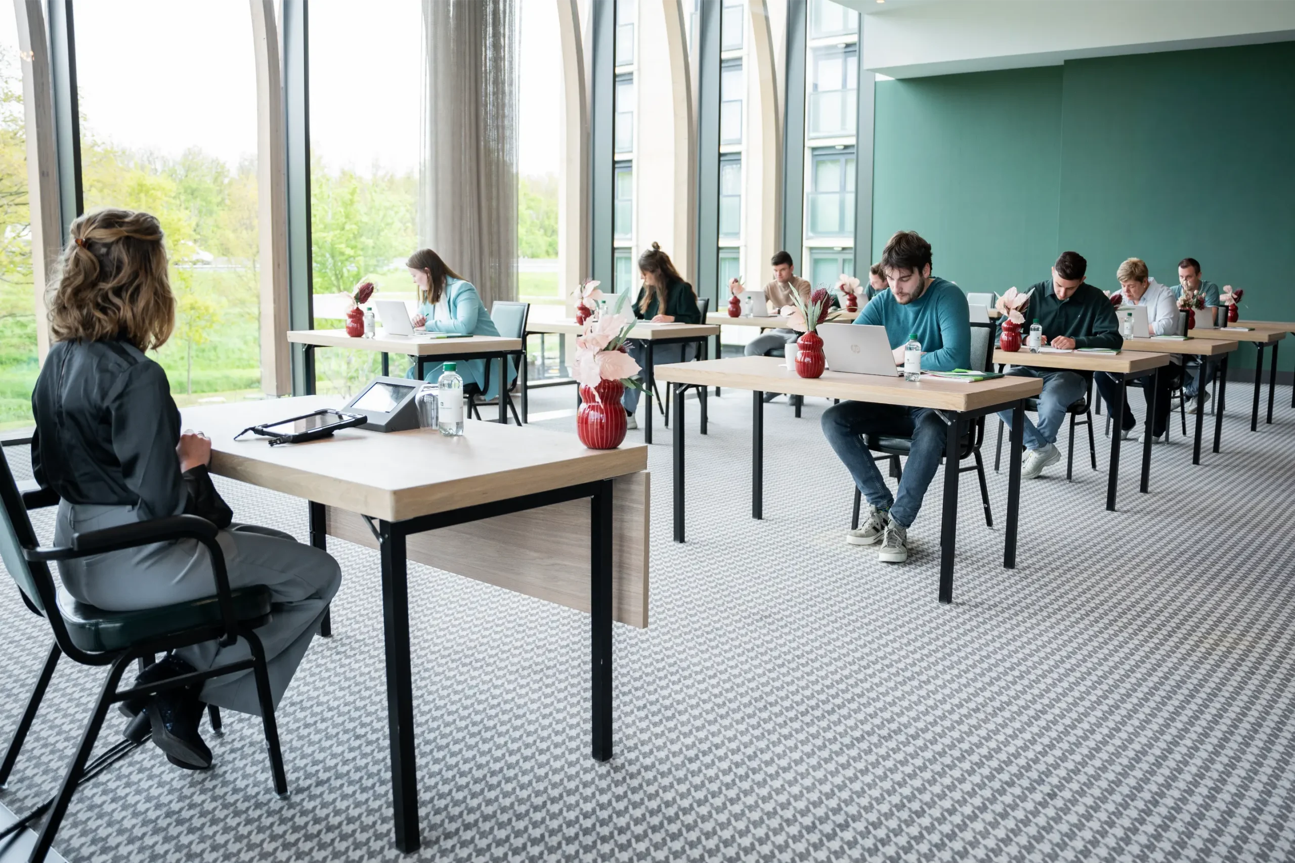 Examinator die overzicht houdt op een ruimte waar examens plaats vinden