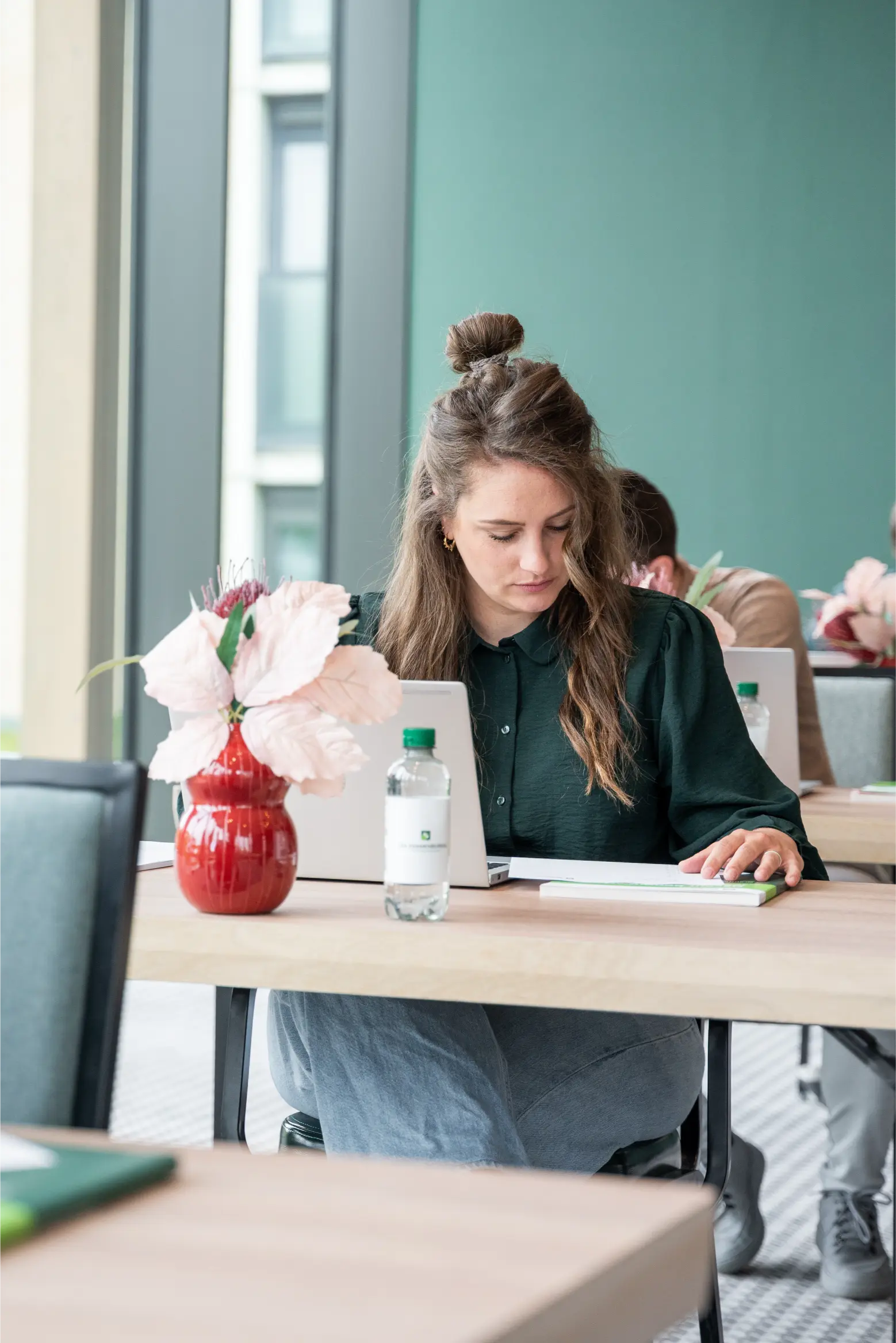 Vrouw die papieren inkijkt tijdens een examen